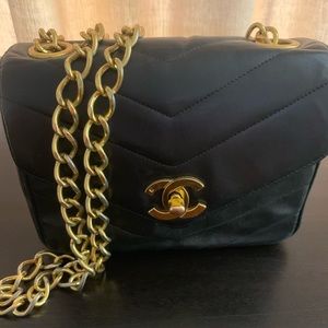 CHANEL VINTAGE CHEVRON MINI LAMBSKIN CROSSBODY